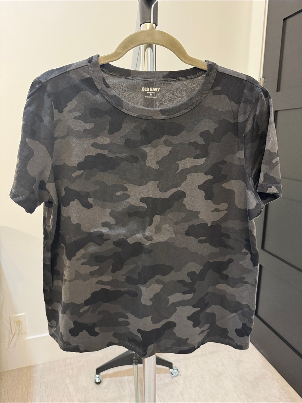 Old Navy Men’s Black and Gray Camo Short-Sleeve Tee